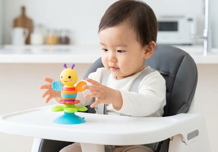 食事中の落下を防ぐハイチェア活用