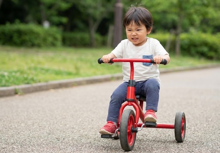 2歳の外遊びにおもちゃで育む子供の運動能力