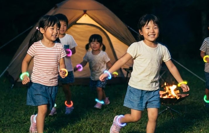 光るおもちゃで夜の外遊びを満喫する