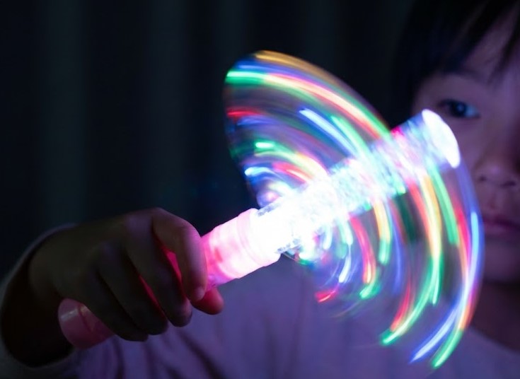 周辺視で光や動きを捉える感覚追求のメカニズム