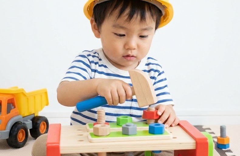 男の子が熱中する乗り物や大工さんごっこの道具