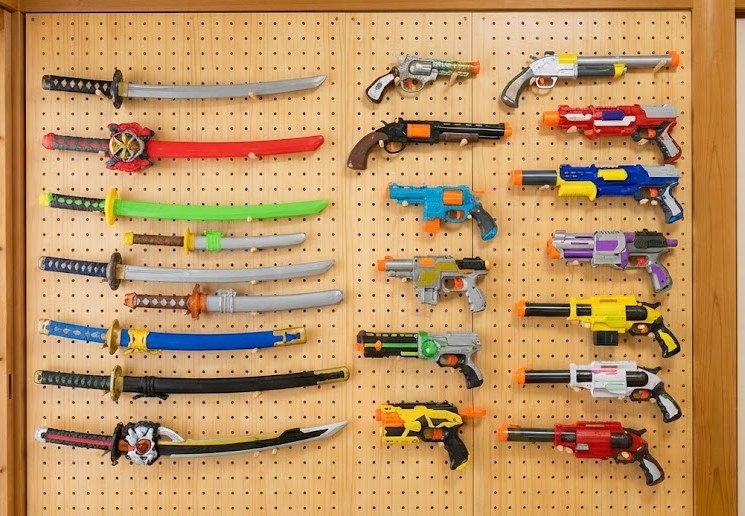 有孔ボードを使い戦隊モノの武器をディスプレイ