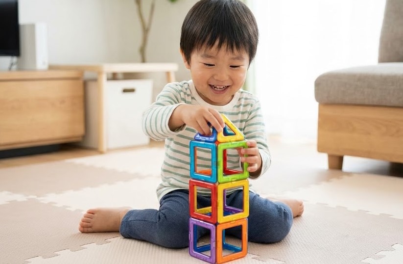 低年齢から遊べるマグネット式ブロックの魅力