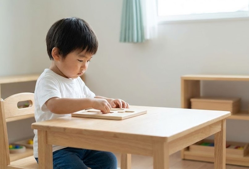 おもちゃをたくさん与えるティ先生が語る集中力の育て方